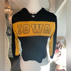 Girls Iowa Hawkeye Long Sleeve Crop, Size Medium 7/8
